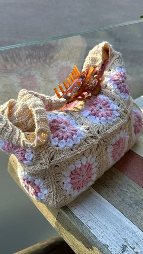 Sac Granny Square, Christmas Crochet Patterns Free, Chunky Crochet Blanket, Sac Diy, Confection Au Crochet, Bags Diy, Mode Crochet, Crochet Business, Crochet Clutch