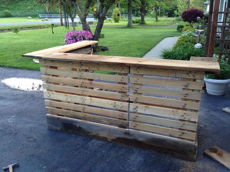 Bar made from upcycled pallets and 200 year old barn wood. Bar Out Of Pallets, Palet Bar, Bar Pallet, Bar En Palette, Pallet Bars, Bar En Plein Air, Pallet Bar Diy, Diy Outdoor Bar, Outside Bars