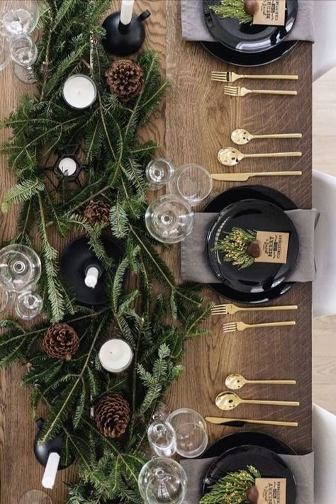 HOLIDAY TABLE | NgLp Designs shares Tracy Svendsen's interior designer tips for creating a beautiful and festive holiday table with black, gold and green | CLICK for TIPS » /// table décor, wood table, holidays, seasonal decor, holiday decor, green centrepiece, conifers, gold flatware, black dishes /// #black #gold #holidaydecor Dinner Table Design, Christmas Table Decorations Centerpiece, Moody Christmas, Christmas Table Decorations Diy, Black Gold Christmas, 2023 Party, Home Christmas Decor, Its Christmas Eve, Christmas Dining Table