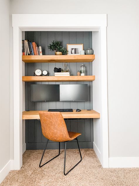 Turn that extra closet into a usable workspace and now you have a cloffice! Click here for 20 Closet Office Design Ideas. #thecraftyblogstalker #cloffice #workspace #desk Vj Board, Cloffice Ideas, Eclectic Office, Closet Nook, Office Revamp, Bungalow Remodel, Closet Desk, Desk Nook, Tiny Home Office