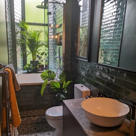 A dark and dramatic bathroom with  deep bath and lots of plants for a luxurious atmosphere Japanese Bathroom Traditional, Japan Bathroom Design, Small Soaking Tub, Japanese Bathroom Ideas, Japanese Inspired Bathroom, Japan Bathroom, Long Narrow Bathroom, Small Narrow Bathroom, Narrow Bathroom Designs