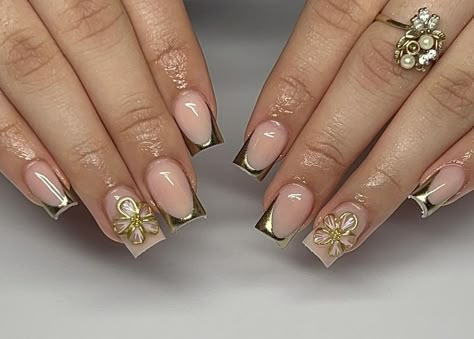 Acrylic Nail With Flower Design, Short Square French Tip Nail Designs, Nail Inspo Square Short French Tip, Gold Nails With Flowers, Short Shaped Nails, Short Nail Designs Gold, Square Gold Nails, Gold Acrylic Nails Short, Short Gold Acrylic Nails