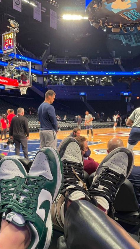 Courtside Aesthetic, Wags Lifestyle, Nba Wife Aesthetic, Courtside Basketball, Aesthetic Nba, Nba Wife, Sitting Courtside, Styling Aesthetic, Basketball Girlfriend