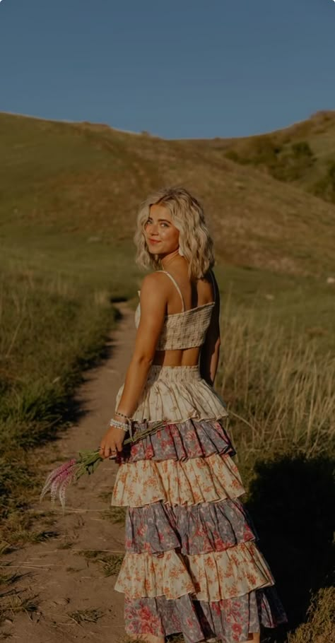 Boho Picture Outfits, Boho Outfits Senior Pictures, Senior Picture Dresses Fall, Western Maxi Dress Outfit, Senior Pictures Outfits Unique, Country Outfits Photoshoot, School Picture Outfit Ideas, Western Senior Pictures Outfit Country, Senior Picture Ideas Skirt