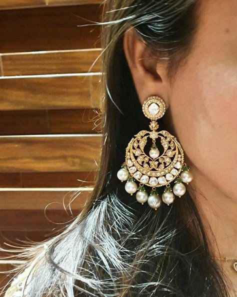 Chaand Baaliyan Earings, Chandbali Earrings Kundan, Moti Set, Hyderabadi Jewellery, Chand Bali Earrings, Tika Jewelry, Fusion Jewellery, Jewellery Choker, Beautiful Wedding Jewelry