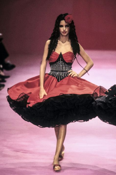 Adriana Lima Outfit, Betsey Johnson Runway, 90s Fashion Show, Rock N Roll Dress, Adriana Lima Young, Fashion 1990s, Models 90s, Model Runway, 90s Runway Fashion