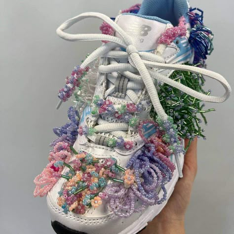 Upcycle Shoes, Diy Sneakers, Beaded Shoes, Creative Shoes, Textile Fiber Art, Funky Jewelry, Diy Shoes, Upcycle Clothes, Bead Art