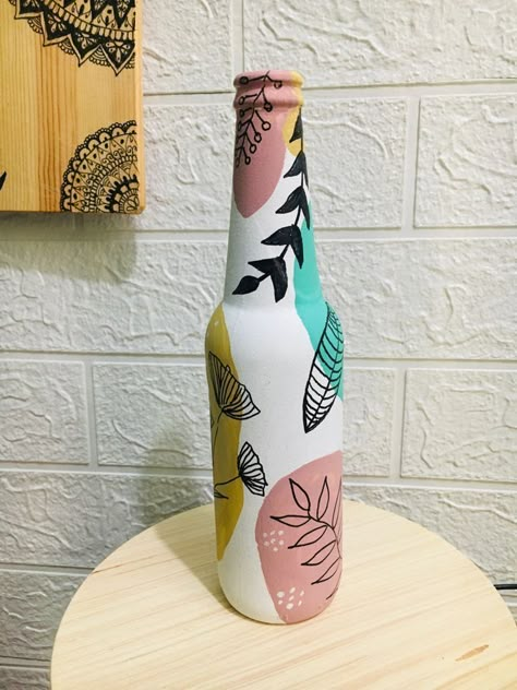 Easy Bottle Art, Bottle Art Ideas, Beer Bottle Art, Bottles Decoration Diy, Bottle Art Projects, Hand Painted Wine Bottles, Hand Painted Bottles, Glass Bottle Diy, Glass Painting Designs