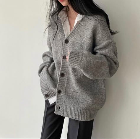 Gray Cardigan Outfit Korean, Oversized Gray Cardigan Outfit, Long Dark Grey Cardigan Outfit, Grey Cardigan Outfit Korean, Grey Cardigan Aesthetic, Gray Cardigan Outfit Aesthetic, Oversized Grey Cardigan Outfit, Dark Gray Cardigan Outfit, Gray Cardigan Outfit Winter