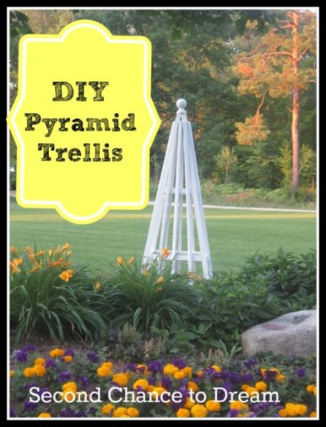 DIY Pyramid Trellis - Second Chance To Dream Garden Arbors And Trellises, Palette Herb Garden, Pyramid Trellis, Garden Pyramid, Build A Trellis, Diy Pyramid, Outdoor Craft Ideas, Diy For Garden, Rustic Headboard Diy