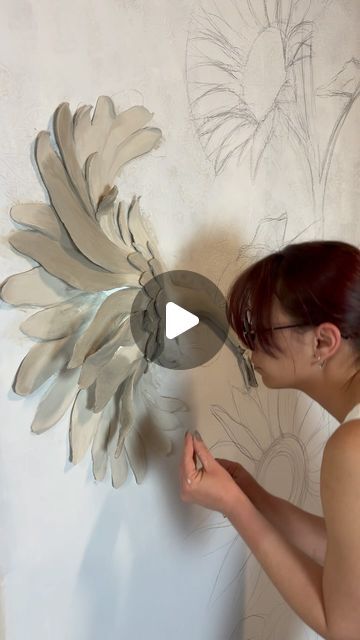 Plaster Wall Art Ideas, Plaster Wall Art Murals, Wall Putty Crafts Diy, Plaster Sculpture Ideas, Bas Relief Sculpture Wall Art, Relief Sculpture Ideas, 3d Wall Sculpture Art, Putty Art On Canvas, Putty Art