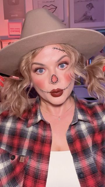 Erin Dugan Jurchak on Instagram: "The EASIEST last minute Halloween look…traditional scarecrow!❤️  #easyhalloweenmakeup #scarecrowmakeup #halloweenmakeup #easycostumeideas" Cute Scarecrow Makeup For Women, Easy Scarecrow Makeup, Scarecrow Makeup, Easy Halloween Makeup, Last Minute Halloween, Halloween Makeup Easy, Easy Costumes, Halloween Looks, Easy Halloween