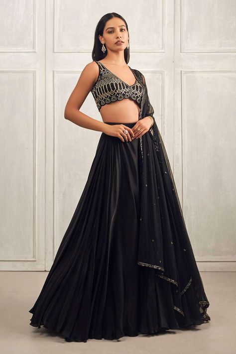 Ethnic Crop Top, Ritika Mirchandani, Skirt With Blouse, Plazo Designs, Lengha Blouse Designs, Hand Embroidered Blouse, Indian Bridesmaid Dresses, Black Lehenga, Trendy Outfits Indian