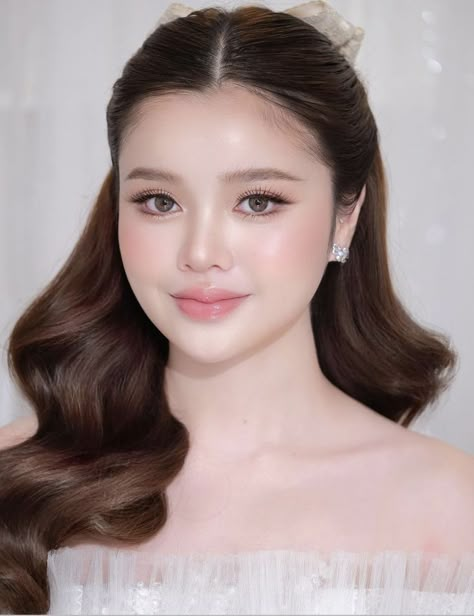 Light Makeup Looks For Graduation, Graduation Pic Hairstyle, Makeup Graduation Ideas, Thai Style Makeup, Graduation Looks Makeup, Graduation Pic Makeup, Korean Graduation Makeup, Graduation Hairstyles Medium Hair, Thai Makeup Looks Wedding