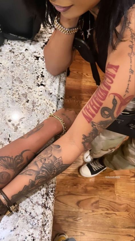 Red Bold Tattoos, Japanese Tattoos Black Women, Raw Tattoos For Black Women, Starter Sleeve Tattoo Women, Paragraph Tattoos For Women, Dope Hand Tattoos For Women, Tattoos Y2k, Baddie Sleeve Tattoo, Inside Of Arm Tattoo