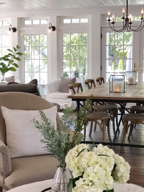 Beautiful Homes of Instagram: New England Home - Home Bunch Interior Design Ideas Benjamin Moore Paint Colors, Home Bunch, Interior Design Per La Casa, New England Homes, Benjamin Moore Paint, Country Decorating, Sunrooms, Design Del Prodotto, Benjamin Moore