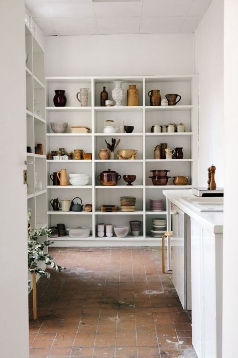 White bookshelves storing kitchen bowls and vessels Photo Theme, Decor Studio, White Shelves, Cheap Decor, Kitchen Shelves, Counter Top, Pots And Pans, Cheap Home Decor, Dream Kitchen