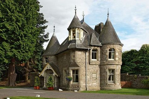 Curious Places: Little castle (Pitlochry/ U.K.) Turret House, Small Castle, Little Castle, House Entry, Small Castles, Fairytale House, Castle Home, Small Cottage Homes, Tiny Cottage