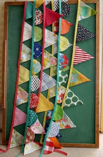 School Ice Cream Social, Fabric Garland Diy, Fabric Scrap Projects, Table Runners Christmas, Quilted Table Runners Christmas, Rope Rug, Christmas Ornaments Fabric, Scrap Projects, Handmade Stuffed Toys