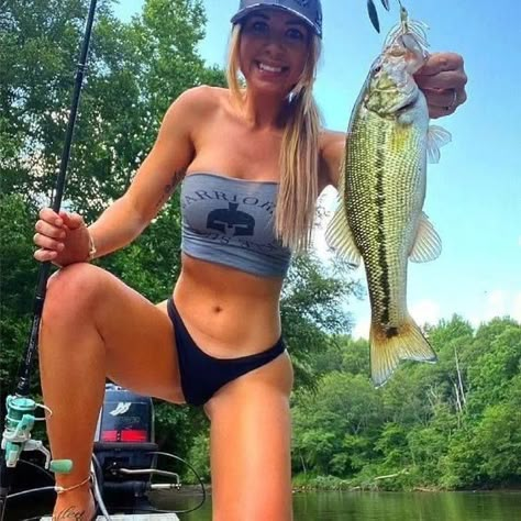 Bow Hunting Women, Cheerleading Picture Poses, Female Angler, Saltwater Fishing Gear, Fishing Girl, Girls Fishing, Kayak Fishing Gear, Fishing Photos, Fishing Photography