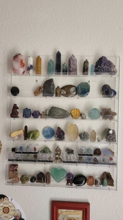 Rock Collection Wall Display, Rock Shelf Display, Wall Crystal Display, Gemstone Collection Display, Mineral Display Ideas, Rock And Gem Display, Gem Collection Display, Home Crystal Display, Crystal Storage Display