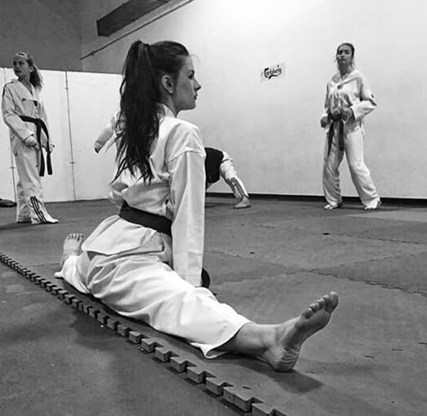 Mauy Tai Aesthetic, Taekwondo Split, Karate Flexibility, Taekwondo Women, Accesorios Dark, Karate Aesthetic, Maddie Aesthetic, Karate Picture, Martial Arts Photography