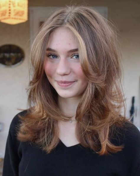 Medium Length Haircut Ideas With Bangs, Good Haircuts For Thinner Hair, Shoulder Length Wispy Haircuts, Haircut Ideas Layered Shoulder Length, Haircut Inspiration Mid Length Layers, Mid Length Hair With Layers No Bangs, Layered Hair On Straight Hair, Haircut Medium Hair Layers, Medium Hair Layers Face Framing