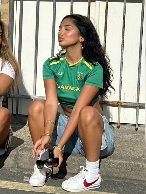 Women’s Jersey Outfit, Denim Jorts Outfit, Mexican Jersey Outfit, Jersey Football Outfit, Y2k Jersey Outfit, Jersey And Jorts Outfit, Vintage Jersey Outfit, Bloke Core Outfits Woman, Vintage Football Jersey Outfit