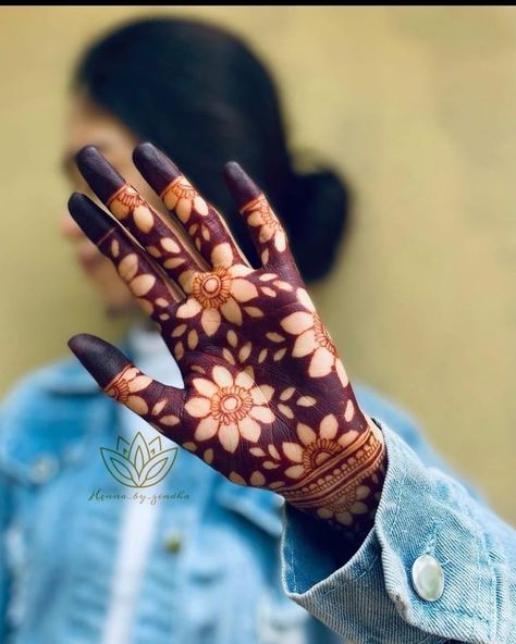 Mehndi Flower Tattoo, Mehndi Flower Designs Simple, Simple Flower Mehendi, Simple Henna Designs Hand Back, Flowers Mehendi Designs, Easy Bridal Mehendi Designs, Mehendi Tattoo Designs, Mehndi Designs Flowers, Mehndi Flower Designs