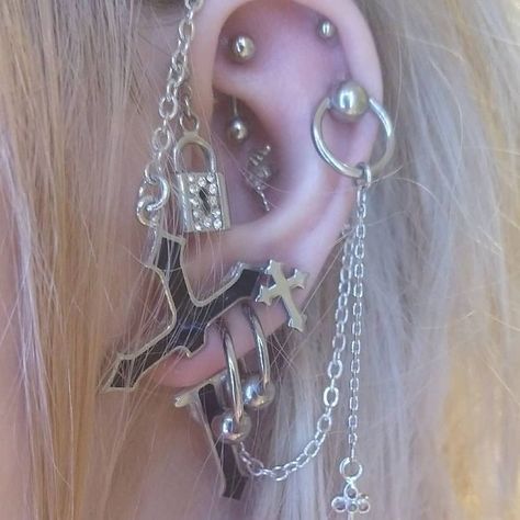 Edgy Boho, Cool Ear Piercings, Pretty Ear Piercings, Grunge Jewelry, Cool Piercings, Piercing Inspo, Cute Piercings, Piercings And Tattoos, Piercings Jewelry