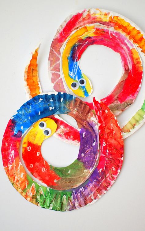 Easy and Colorful Paper Plate Snakes-  Fun and beautiful preschool art and craft idea Jungle Crafts, Zoo Crafts, Pets Preschool Theme, Jungle Art, Preschool Arts And Crafts, Colorful Paper, Daycare Crafts, Paper Plate Crafts, Plate Crafts