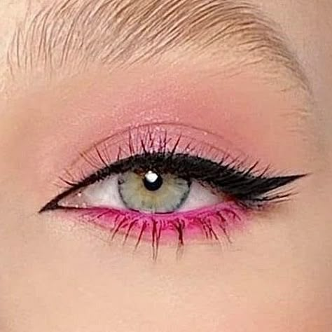 Hot Pink Under Eye Makeup, Hot Pink Waterline Eyeliner, Pink Eyeshadow Looks With Eyeliner, Pink Eyeliner Under Eye, Spring Formal Makeup Ideas, Pink Eyeshadow Eyeliner, Pink Waterline Eyeliner, Pink Eye Liner Looks, Barbie Eyeliner Ideas