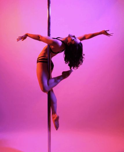 Dance Moves For Beginners, Pole Dancing Moves, Dancing Reference, Pole Poses Photo Shoots, Pole Fitness Inspiration, Dancing Moves, Pool Dance, Dancing Poses, Pole Sport