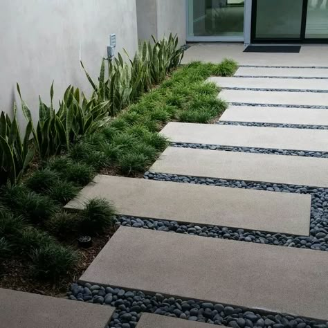 Modern Landscaping Front Yard, Mid Century Landscaping, Side Yard Landscaping, Outdoor Walkway, Modern Backyard Landscaping, Modern Landscape Design, Front Landscaping, Modern Backyard, Outdoor Gardens Design