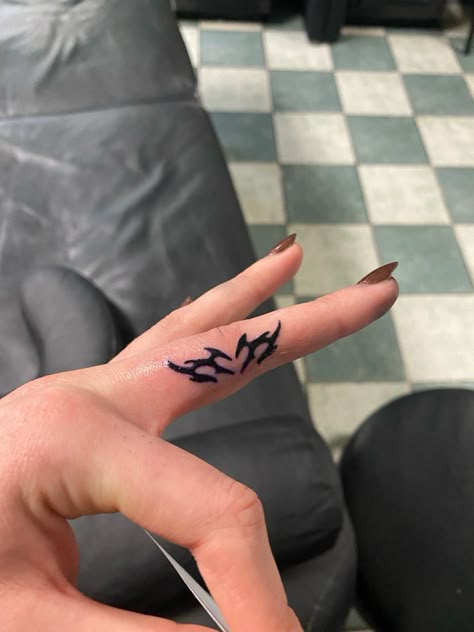 Grunge Henna Tattoo, Finger Tattoos Thumb, Finger Tattoos Y2k, Henna Y2k Design, Y2k Finger Tattoo, Emo Finger Tattoos, Y2k Tattoo Ideas Hand, Emo Henna Designs, Henna Designs Y2k