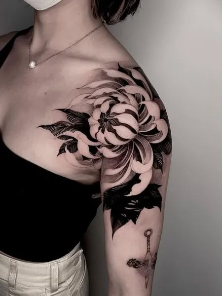 Black And White Chrysanthemum Tattoo 3d Flower Tattoos, Chrysanthemum Tattoos, White Flower Tattoo, Tattoo Composition, White Flower Tattoos, Black And White Flower Tattoo, Japanese Flower Tattoo, Chrysanthemum Tattoo, Flower Sleeve