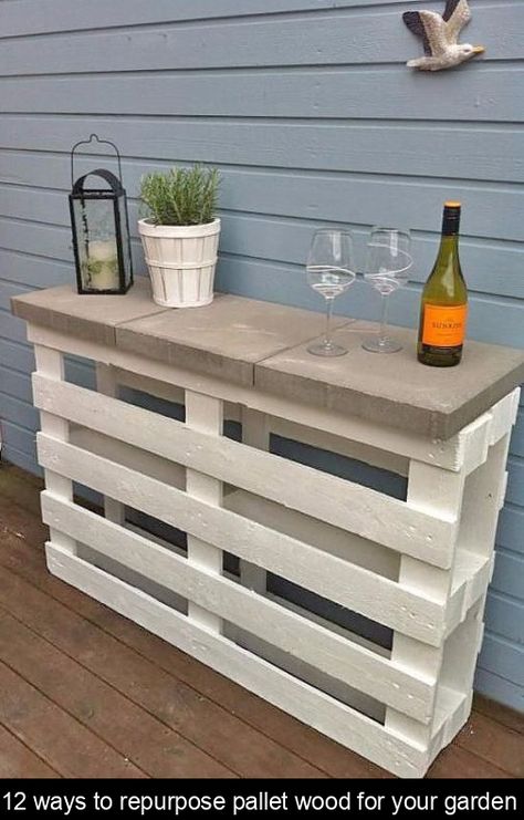 12 ways to repurpose pallet wood for your garden Diy Patio Bar, Palet Bar, Veranda Design, Diy Outdoor Bar, Bar Outdoor, Backyard Bar, Pallet Sofa, Budget Patio, Pallet Decor