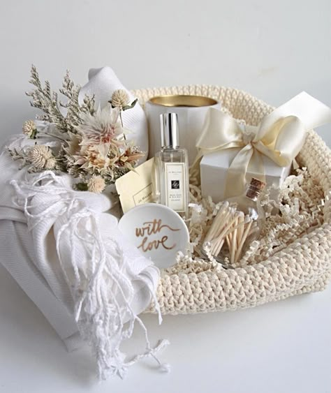 A beautiful idea for a gift basket. Wedding Hampers, Christmas Gift Ideas For Him, Wedding Gift Hampers, Easy Homemade Christmas Gifts, Hamper Ideas, Finally Friday, Wedding Gifts Packaging, Themed Gift Baskets, Diy Gift Baskets