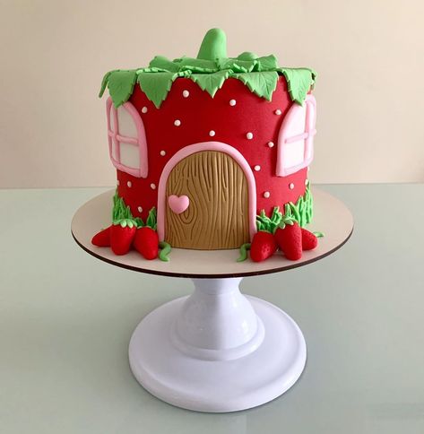 Birthday Cake Strawberry Shortcake, Strawberry Shortcake Party Ideas 1st Birthdays, Strawberry Cake Theme, Strawberry Shortcake Cake Design, Strawberry Shortcake Decor, Picnic Theme Cake, Strawberry Shortcake Cakes, Strawberry Themed 1st Birthday Cake, Strawberry Theme Cake