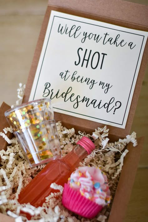 Creative Bridesmaid Proposal Ideas, Bridesmaid Glasses, Bridesmaid Proposal Diy, Bridesmaids Proposal, Maid Of Honor Proposal, Asking Bridesmaids, Bridesmaid Boxes, Mini Cupcake, Gifts Bridesmaid