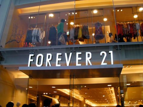 Forever 21 Store Front Affordable Online Clothing Stores, Disney Princes, Shop Till You Drop, Custom Candles, Shopping Tips, Shopping Spree, College Fashion, Shopping Hacks, Go Shopping