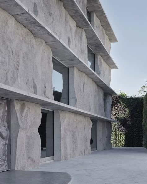 Studio Anne Holtrop designs a site-specific facade in Bahrain - Domus Anne Holtrop, Large Shutters, Corner Building, Green Corner, Vertical Garden Design, Plans Architecture, Concrete Facade, Stone Facade, Concrete Building