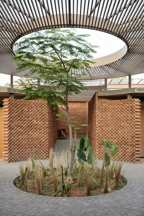 Circular Courtyard, Kaira Looro, Concrete Home, Hallway Design, Masonry Wall, Brick Architecture, Cedar Trees, Concrete House, Brick Walls