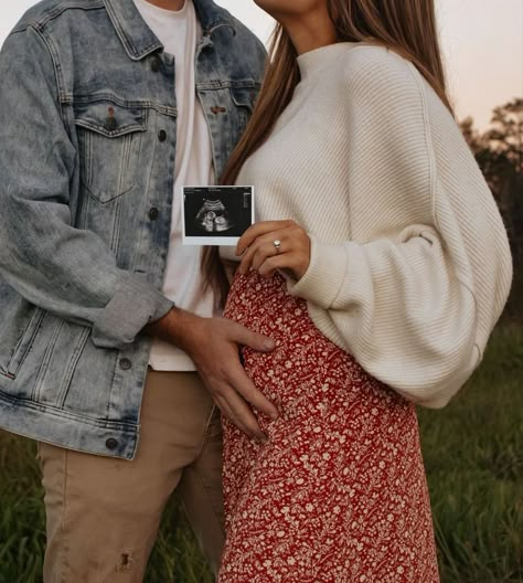 Pregnancy Announcement Photography, Vom Avea Un Copil, Pregnancy Announcement Pictures, Pregnancy Announcement Photoshoot, Baby Announcement Photoshoot, Cute Pregnancy Announcement, Baby Announcement Pictures, Maternity Photography Poses Pregnancy Pics