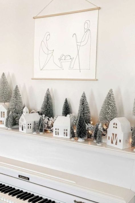 20 Unique 2023 Christmas Decor Trends You Need To Try This Year - Its Claudia G Christmas Decor On Piano, Christmas Sideboard, Joululahjat Diy, Christmas Centrepieces, Christmas Decor Trends, Christmas Decorations Apartment, Houses Decor, Neutral Christmas Decor, Neutral Christmas