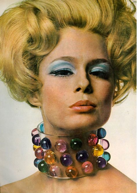 now that's a statement piece!  Photo by Gianni Penati, 1967. 60s Jewelry, 70s Jewelry, Jacqueline Bisset, Vogue Vintage, 1960s Jewelry, Lauren Hutton, Fashion 1960s, Sixties Fashion, Catherine Deneuve