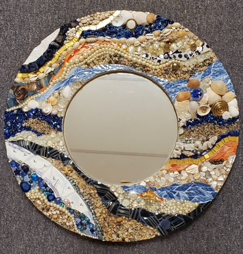 Round Mirror Mosaic, Round Mosaic Mirror Frame, Diy Mosaic Mirror, Bead Mosaic Art Projects, Mosiac Art Mirror, Mirror Mosaic Art Ideas, Mirror Mosaic Diy, Mosiac Mirror, Mirror Mosaic Art