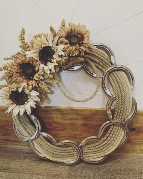 Horse Shoe Wreaths, Horse Shoe Christmas Tree, Roping Wreath, 4 H Craft Ideas, 4h Project Ideas For Fair, Horse Shoes Crafts, Western Crafts Diy, Horseshoe Crafts Diy, Rope Wreaths