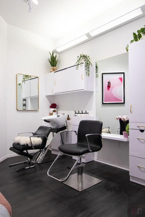 Small Beauty Salon Interior Design, Small Beauty Salon Ideas, Hair Salon Studio, Hair Salon Suite, Small Hair Salon, Beauty Bar Ideas, Barbershop Design Interior, Salon Suite Decor, Private Salon