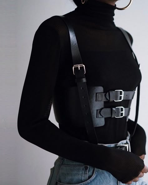 All Black Spy Outfit, Secret Spy Outfit, Spy Woman Aesthetic, Female Assassin Outfits, Spy Woman, Harness Outfit, Harness Fashion, Mode Inspo, Levi Ackerman